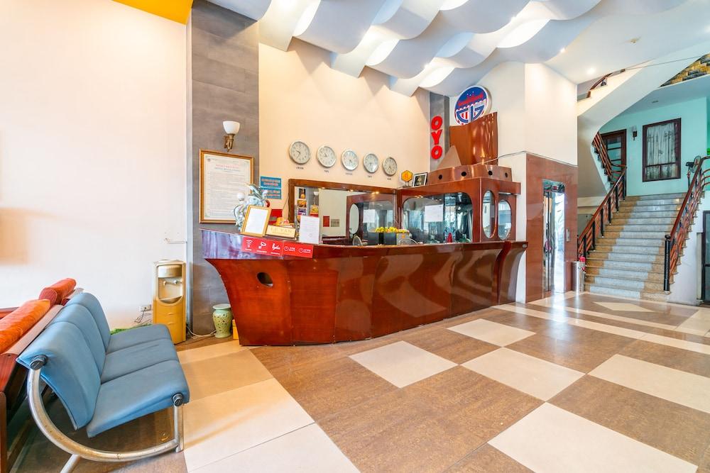 Super OYO 266 Golden Gate