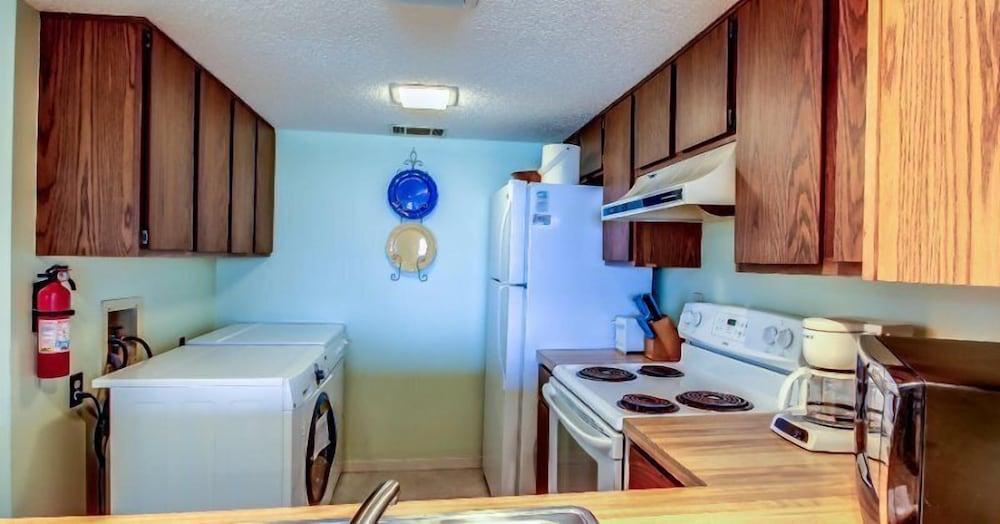 B153-amelia-surf-and-racquet