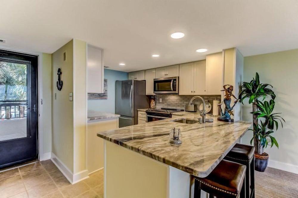 B117-amelia-surf-and-racquet