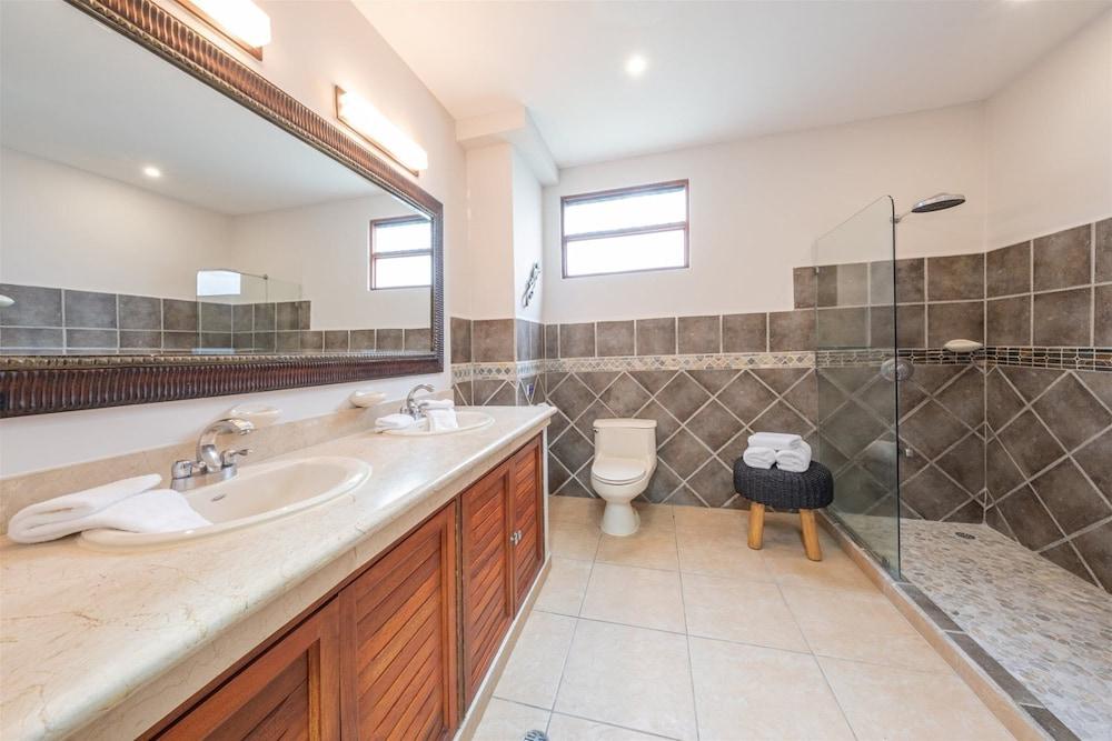 Magnificent and Spacious Poolside 3BR Condo