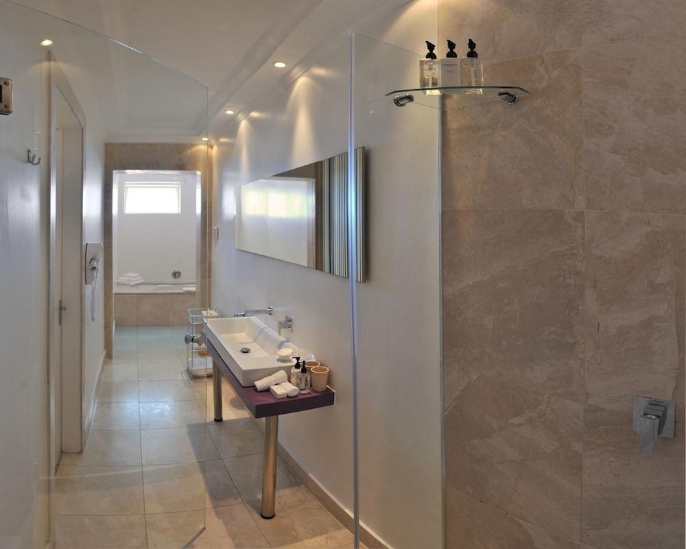 The Clarendon - Bantry Bay