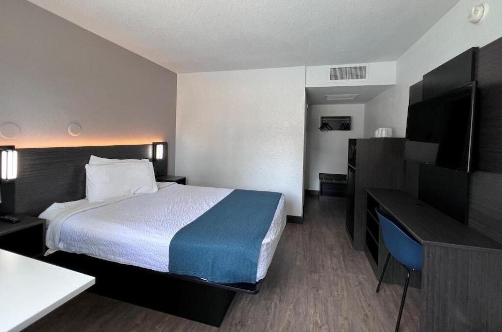 Studio 6 Bakersfield, CA - South