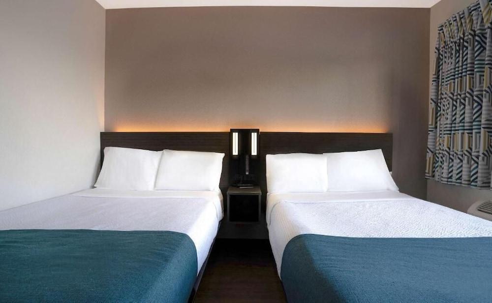 Studio 6 Bakersfield, CA - South