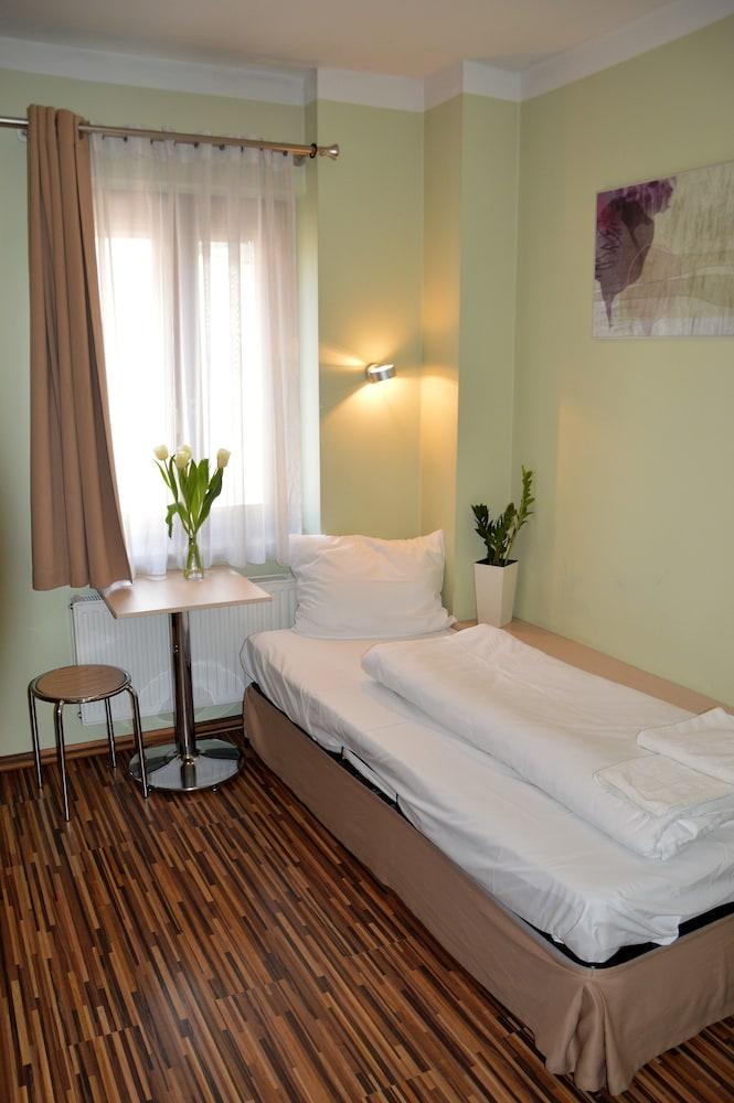 Akira Bed & Breakfast