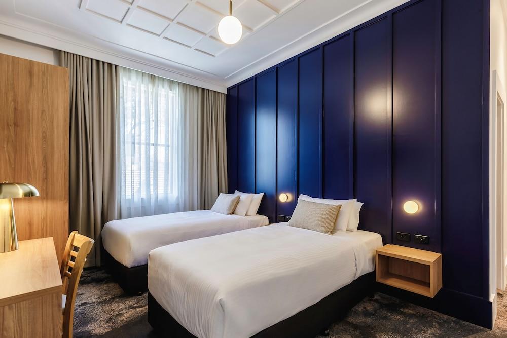 Royal Exhibition Hotel