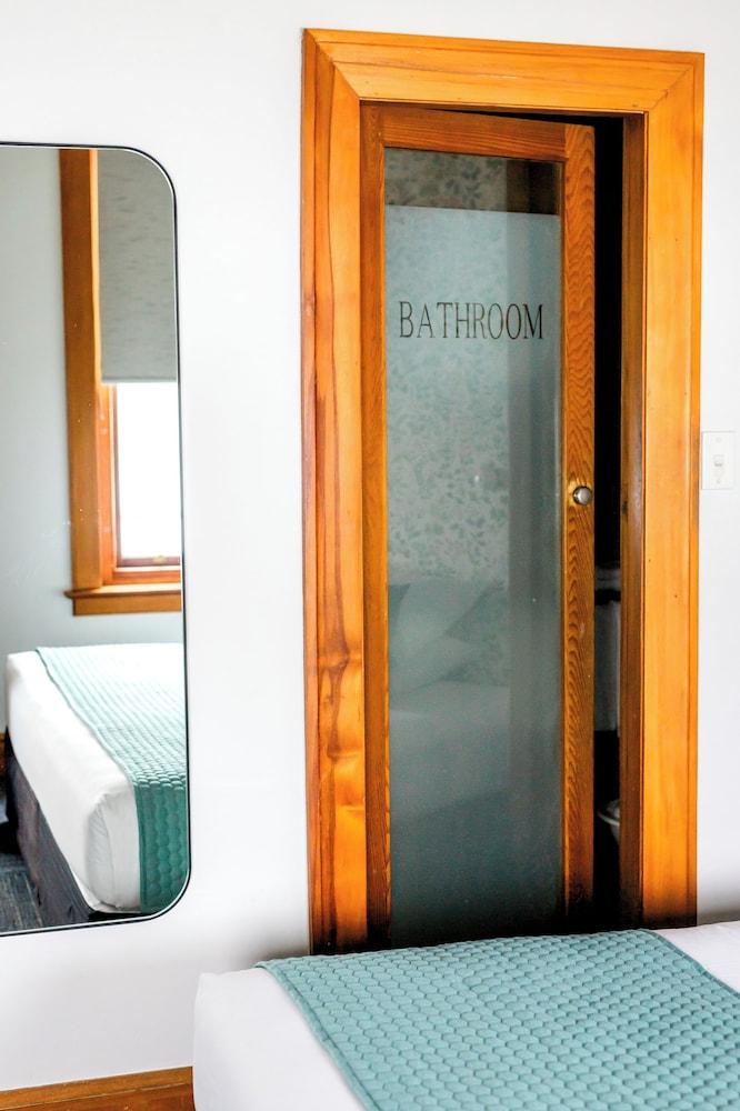 The Cambridge Hotel & Backpackers