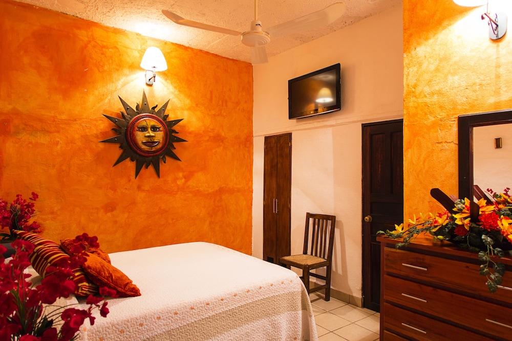 Hotel Posada de Roger - Near Los Muertos Beach