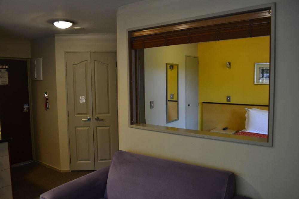 Athena Motel & Apartments