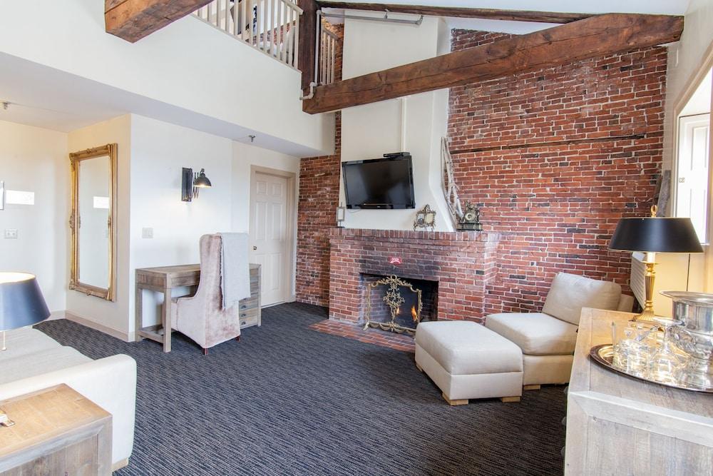 Garrison Inn Boutique Hotel