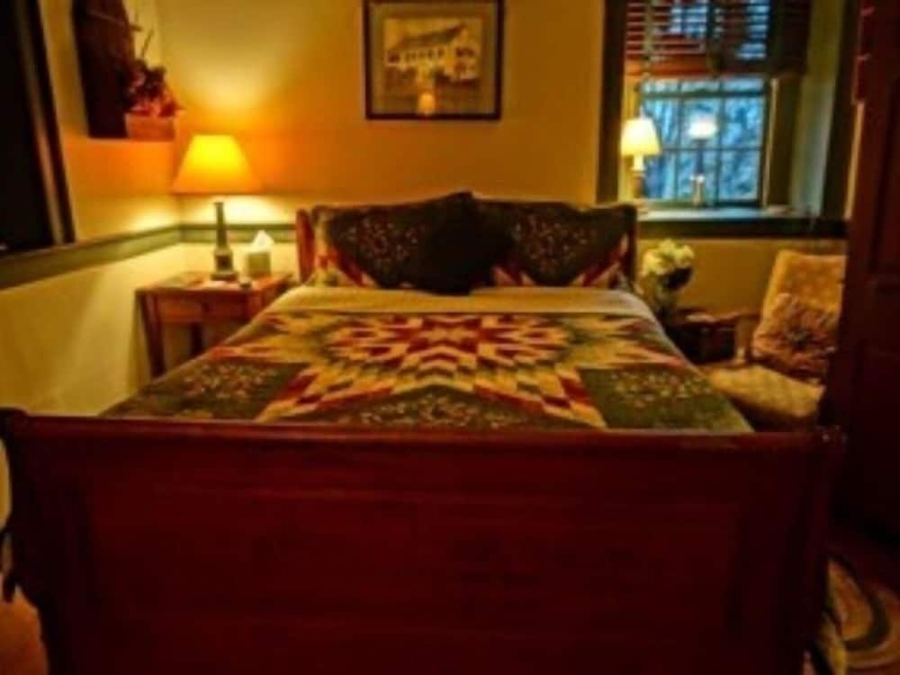 Brownstone Colonial Inn