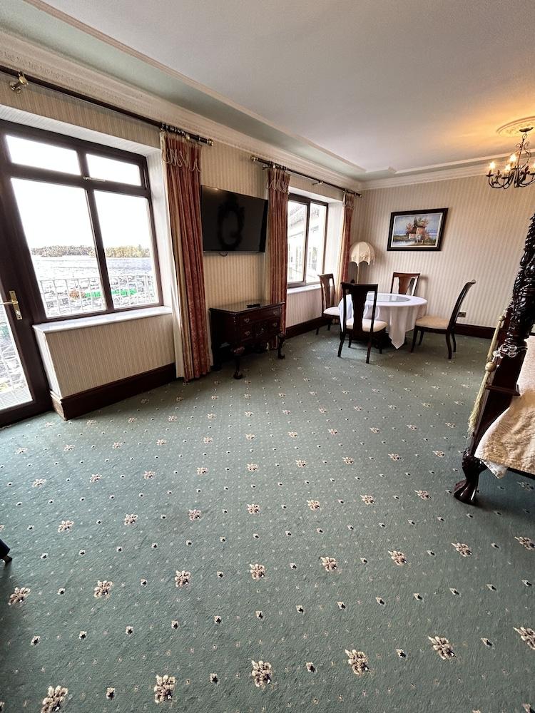 Lakeside Manor Hotel