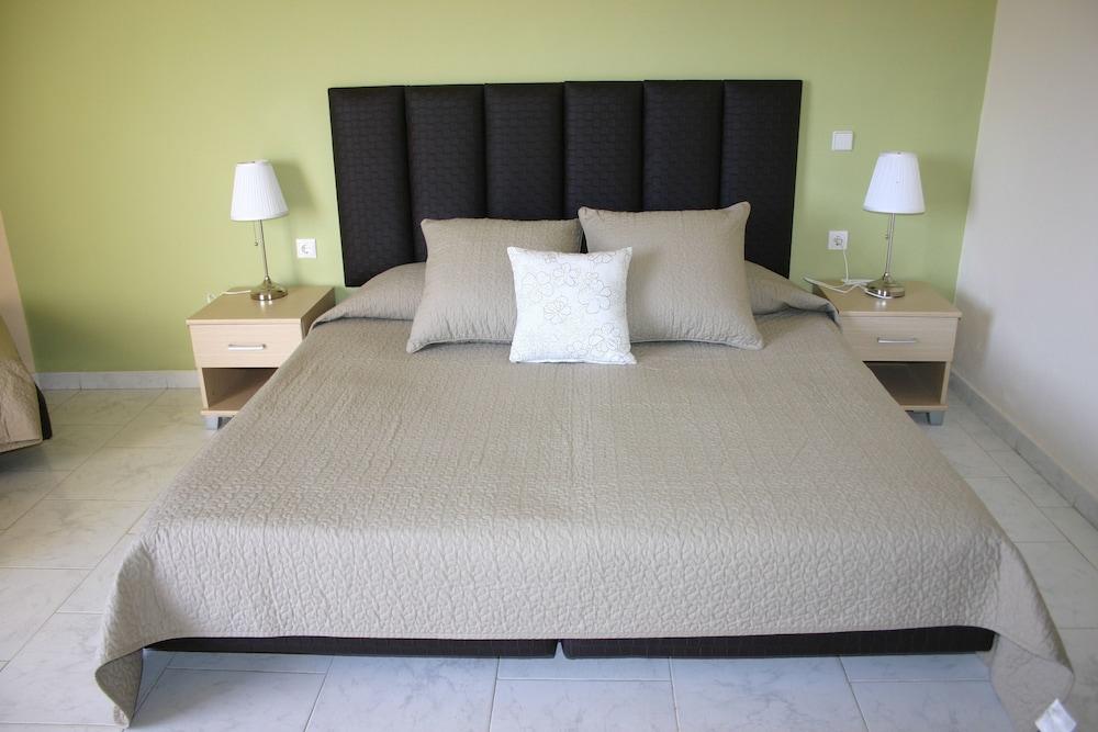 Lyristis Dinos Studios & Apartments