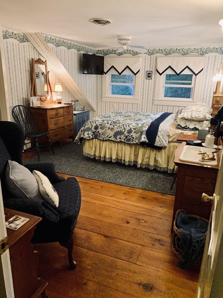 The Buttonwood Inn on Mt. Surprise