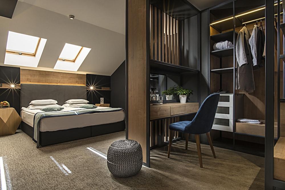 Rosslyn Thracia Hotel