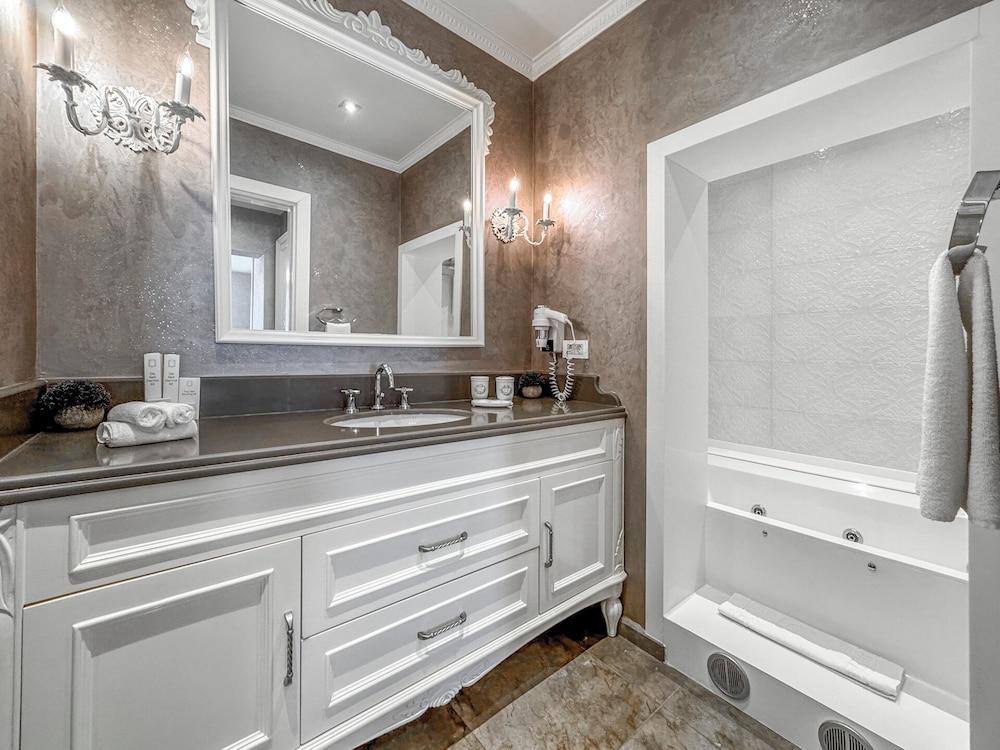 Ena Boutique Hotel & Residences