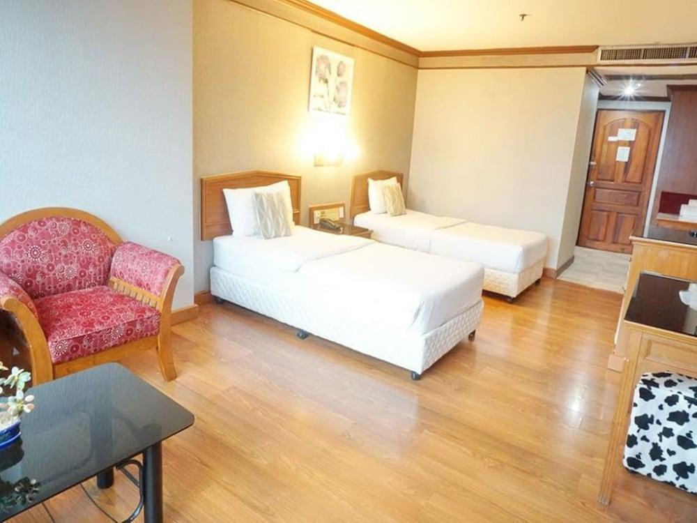 Bay Hotel Srinakarin