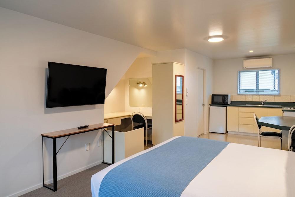 Colonial Manor Motel