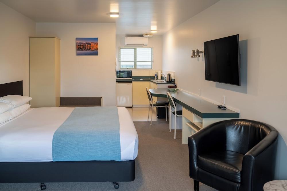 Colonial Manor Motel