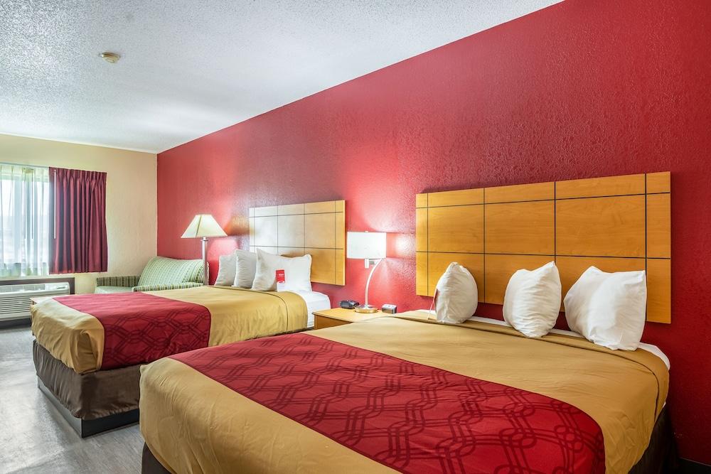 Econo Lodge Topeka at Wanamaker