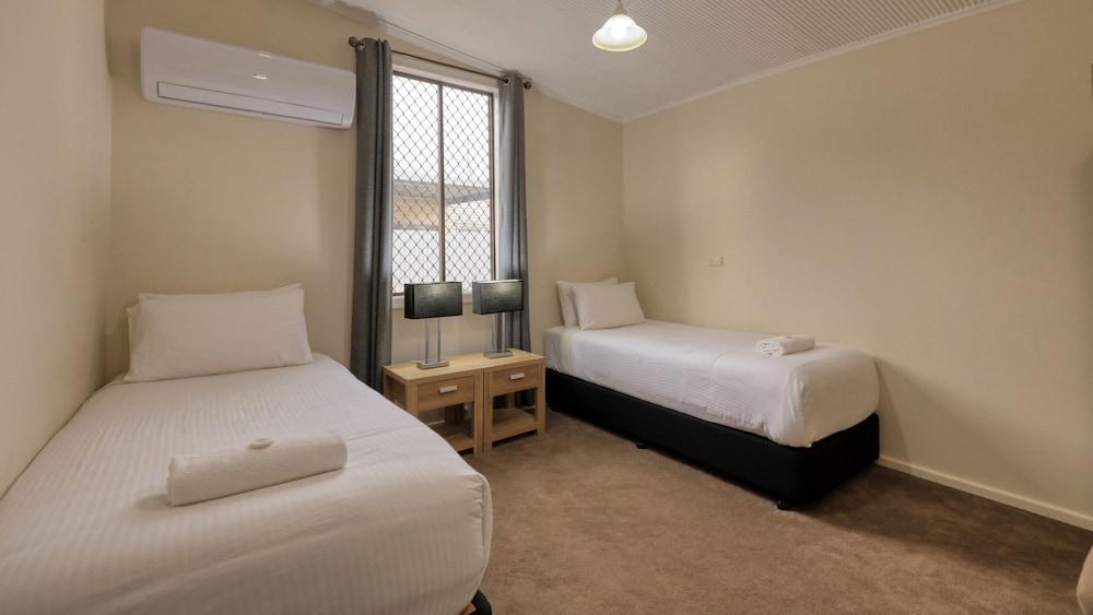 Charles Rasp Motor Inn & Cottages