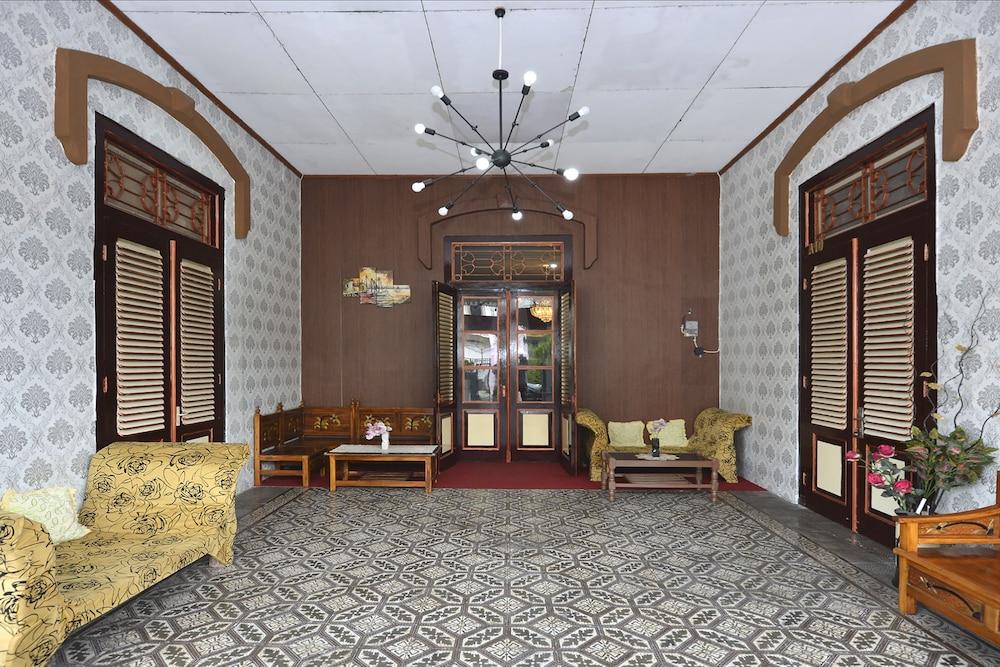 OYO 1303 Golden Inn 2