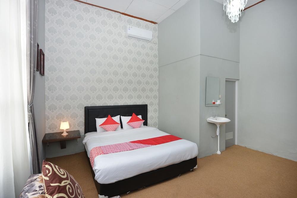 OYO 1303 Golden Inn 2