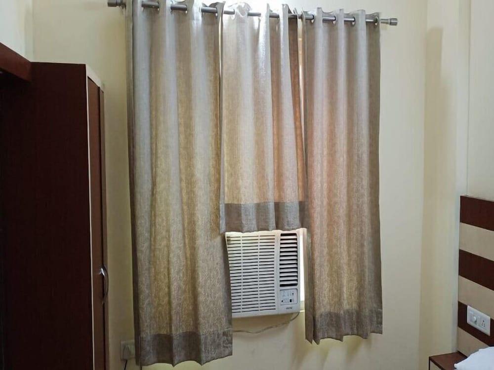 ADB Rooms Hotel De Pal Varanasi