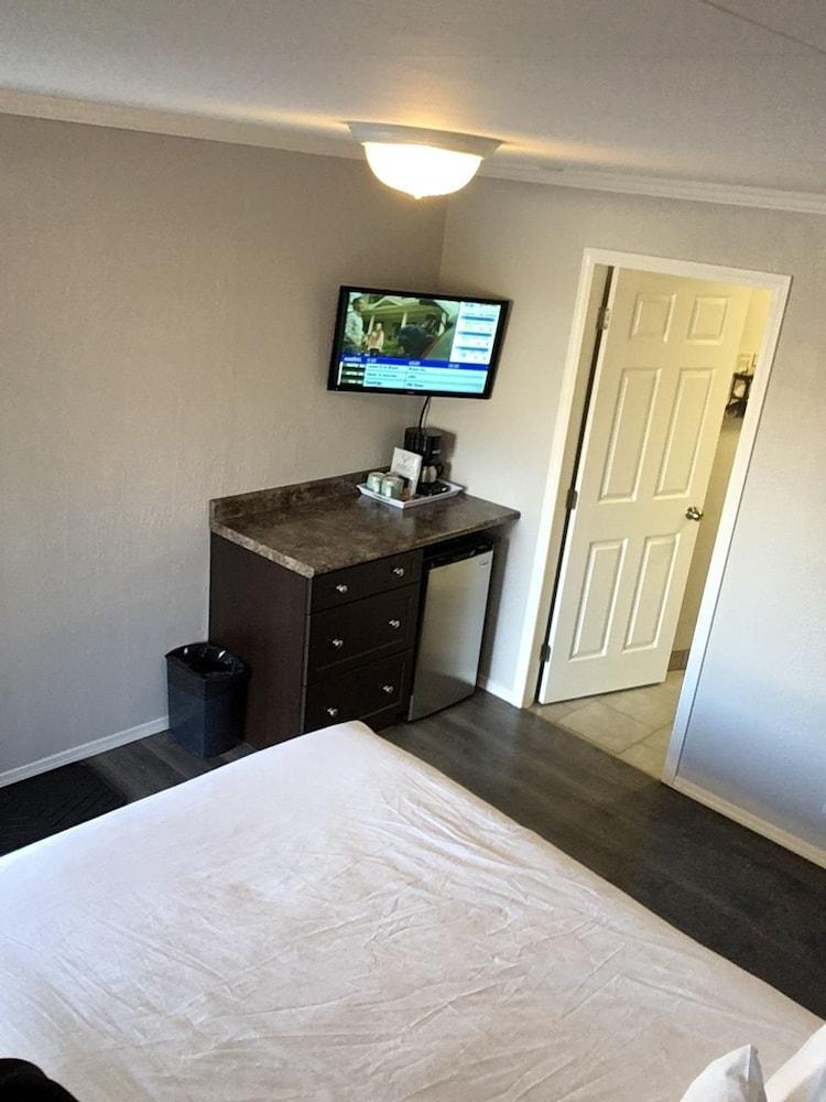 Maple Leaf Motel & RV Resort