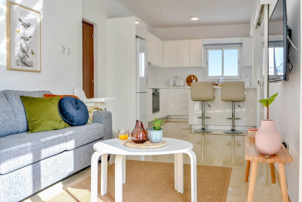 Phaedrus Living: Seaside Luxury Flat Lighthouse 67