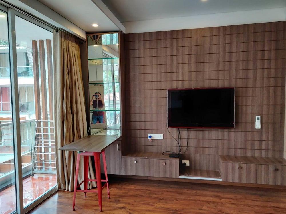 Aarju Luxurious Wave