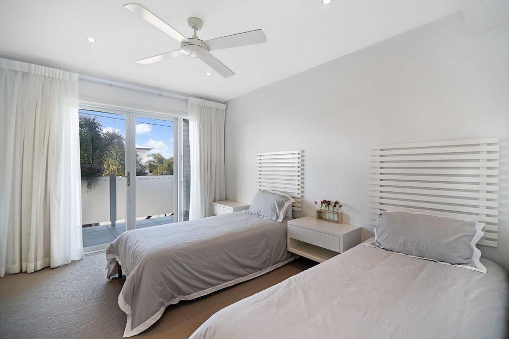 Sea Splash 75 Lorikeet Drive