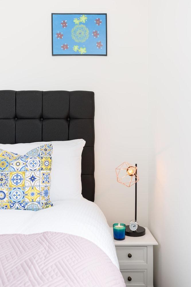 Sherlock Modern Home by Svelte Living