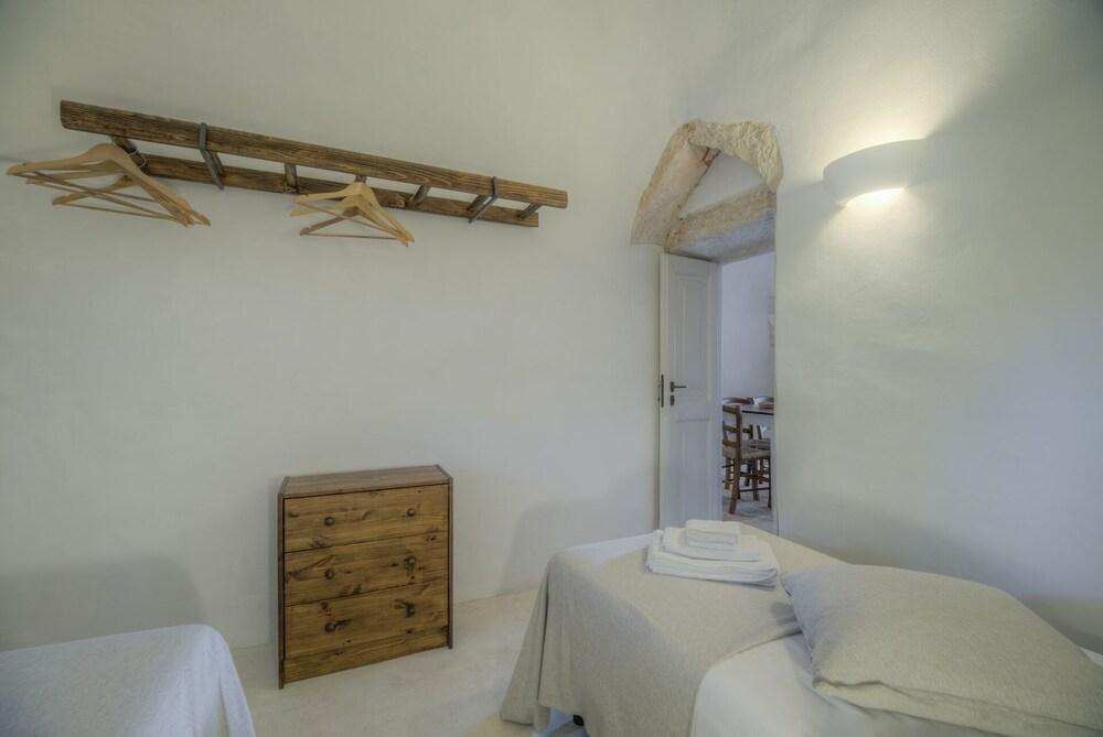 Trullo Grotta Cisternino by Typney