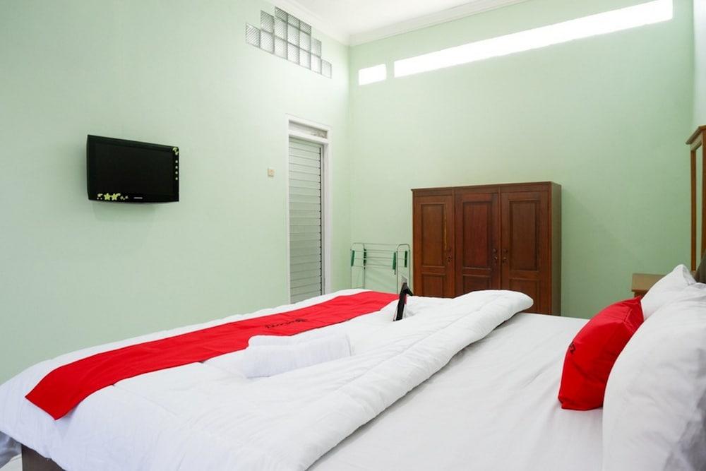 RedDoorz Plus near Stadion Wijaya Kusuma