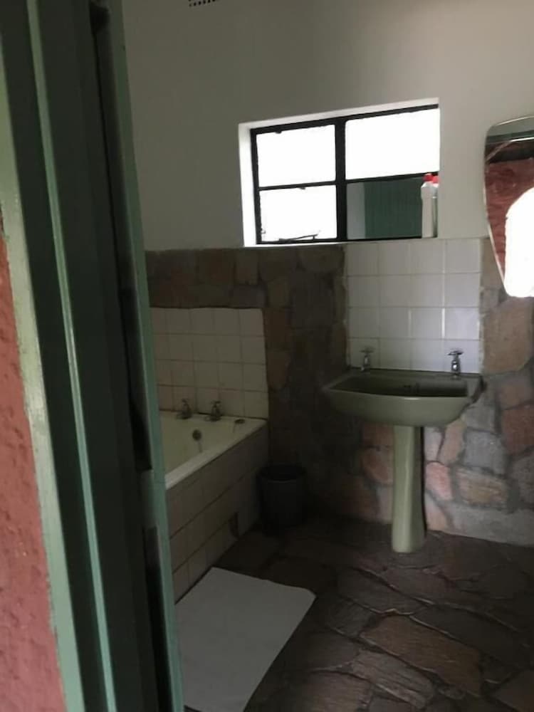 Nyangombe Backpackers