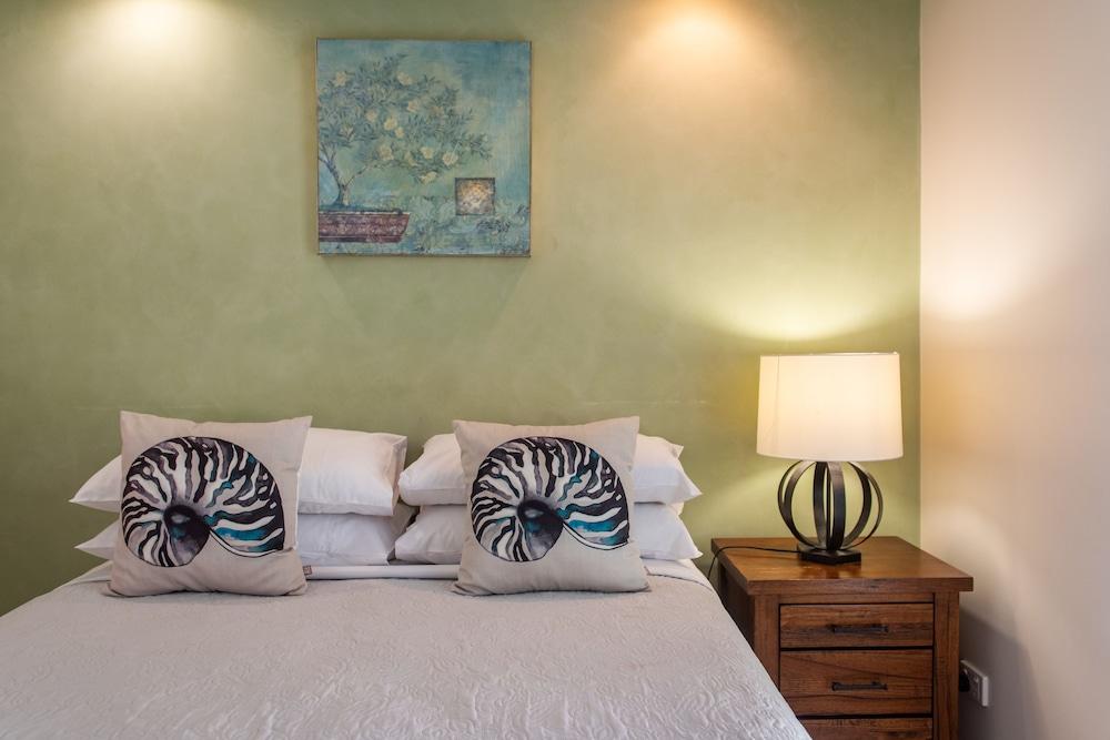 Ocean Views Galore - Airlie Beach