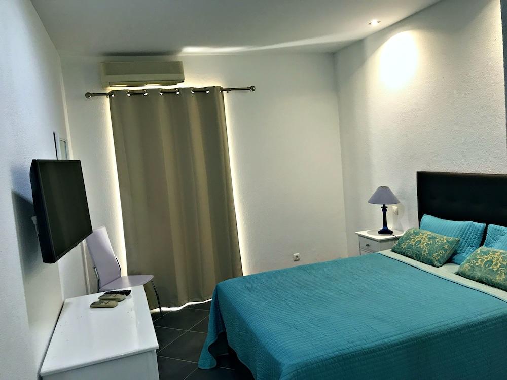 Borda d'Água, Praia da Oura