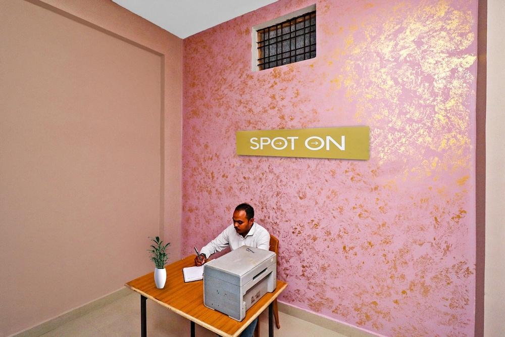 SPOT ON 37467 Shivram Hotel