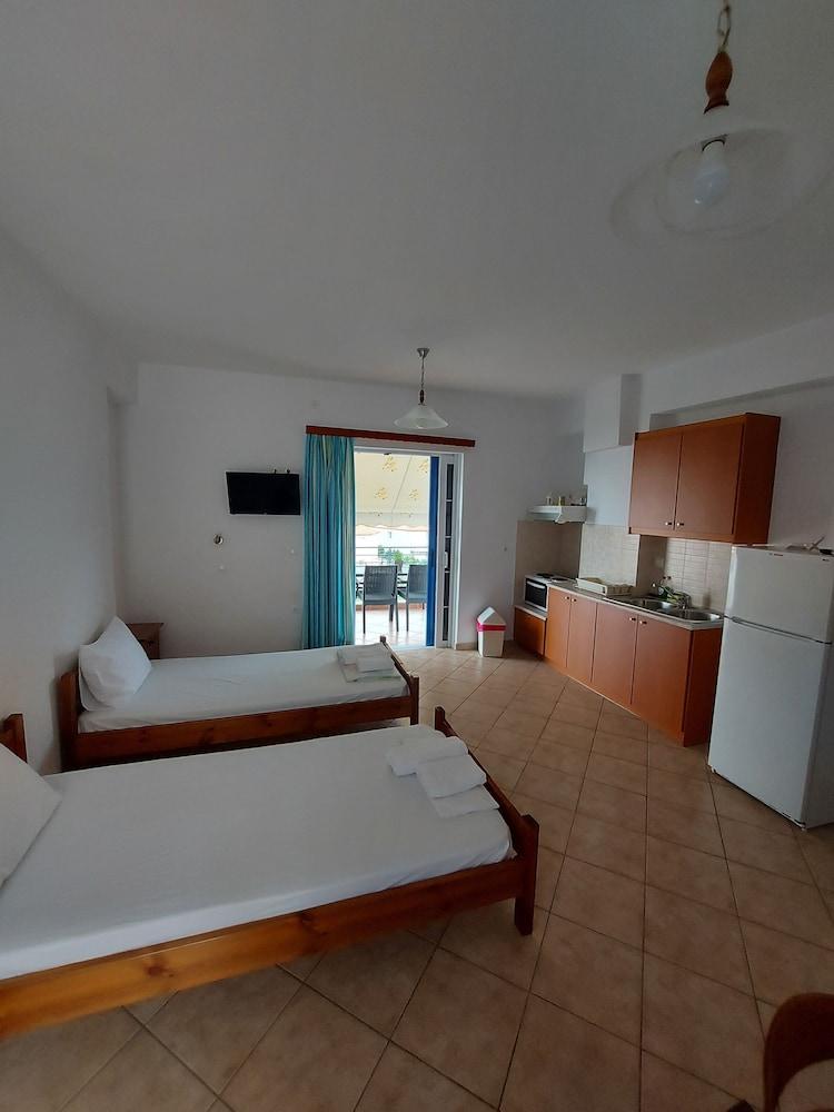 Matina Apartments Tyros