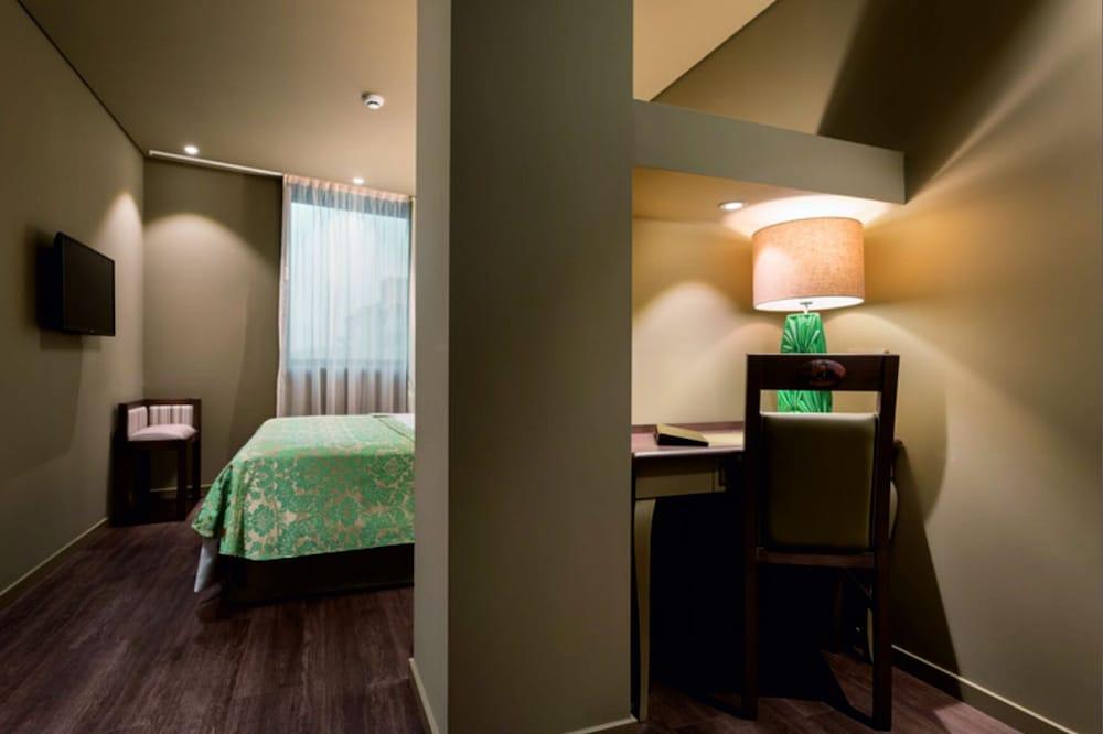 Hotel Jaguar Oporto - Airport to Hotel and City Center and Vice-Versa is a Free and Continuous Shuttle Service from 7AM to 8PM