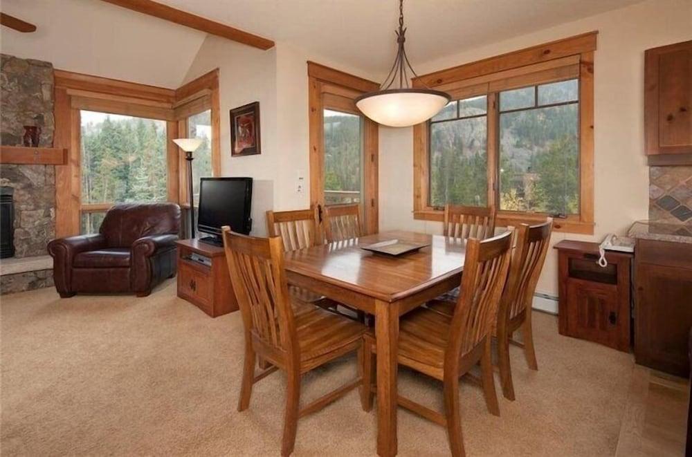 Private 3 Bedroom Townhome Located in East Keystone With Access to a Firepit, Hot Tub, and Billiards