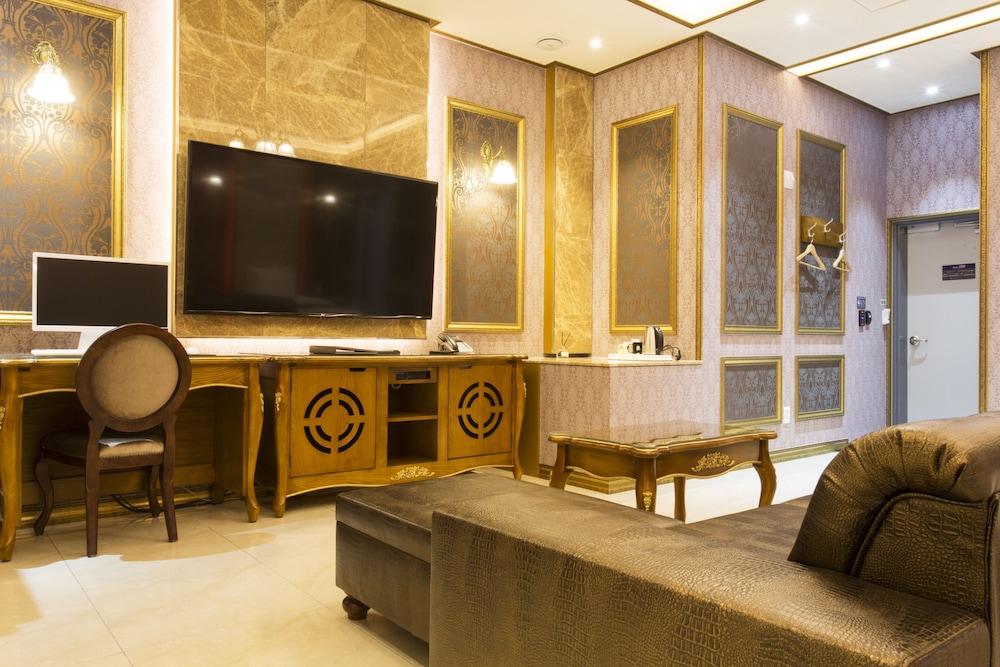 Myeongpum Drive-in Hotel