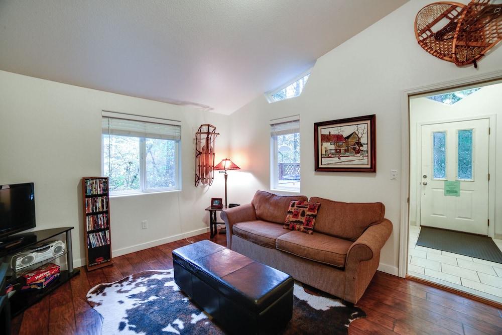 16GS - Hot Tub - BBQ - Pets Ok - Sleeps 2