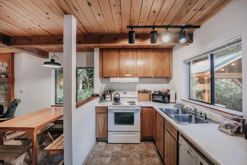 67MF- Hot Tub - Pets Ok - BBQ - Sleeps 5