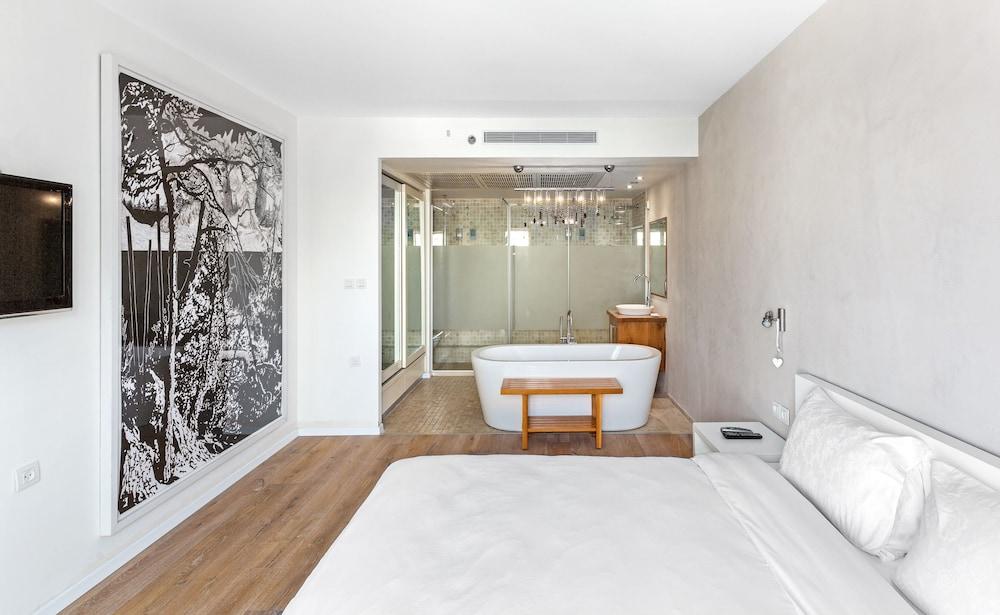 Lagoon Amazing water front 3