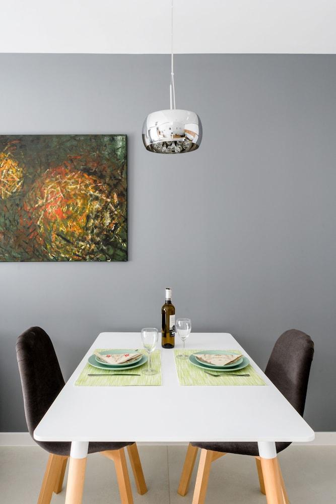 M&R Apartament Airport&Business DeLuxe Cybernetyki