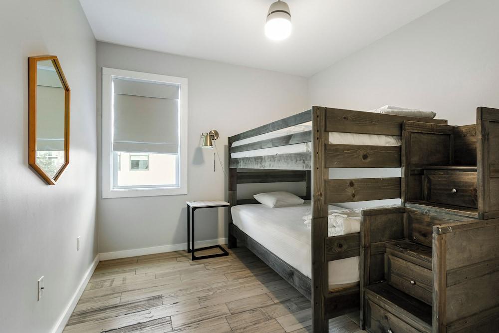 New Townhouse with 2 Balconies