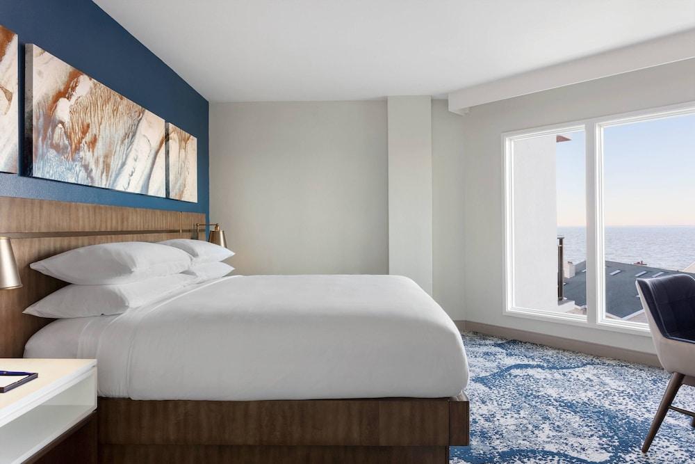 Delta Hotels by Marriott Virginia Beach Waterfront Suites