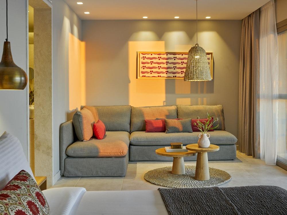 Elix, Mar-Bella Collection