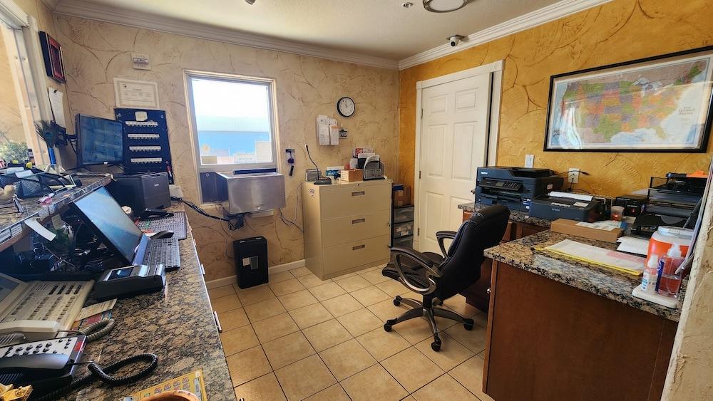 Benbrook Inn & Suites